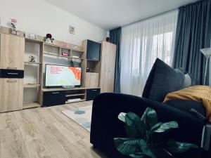 un soggiorno con divano e TV a schermo piatto di 3S Residence a Vaslui