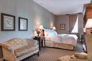 Postel nebo postele na pokoji v ubytování Nicollet Island Inn
