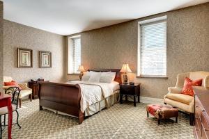 Postel nebo postele na pokoji v ubytování Nicollet Island Inn