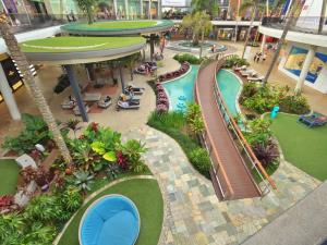 una vista aérea de un centro comercial con una vía de tren en un centro comercial en Beach House 100ms to Beach Freshly Renovated All New Appliances, en Gold Coast