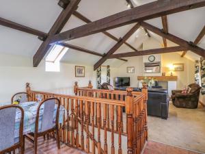 cocina y sala de estar con vigas de madera. en Rum Bush Cottage, en Keisley