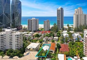 una vista aérea de una ciudad con edificios y el océano en Beach House 100ms to Beach Freshly Renovated All New Appliances en Gold Coast