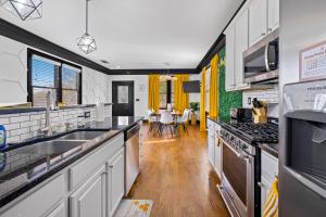 uma cozinha com electrodomésticos brancos e uma sala de jantar em Vine City Bee Hive em Atlanta