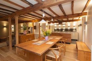 cocina grande con mesa de madera y sillas en The Old Dairy en Ambleside