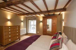 1 dormitorio con 1 cama grande y vestidor en The Old Dairy en Ambleside