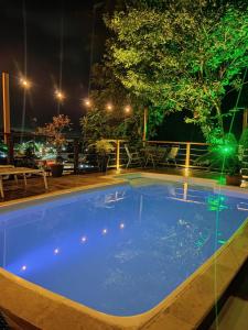 uma grande piscina à noite em SOL&MAR Suítes Ilhabela em Ilhabela