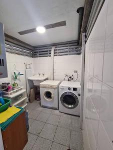 a bathroom with a washing machine and a sink at Gran casa en Totoralillo con vista al mar y más! in Coquimbo