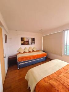 a bedroom with two beds and a window at Gran casa en Totoralillo con vista al mar y más! in Coquimbo