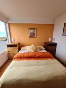 a bedroom with a large bed and a window at Gran casa en Totoralillo con vista al mar y más! in Coquimbo