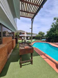 una mesa de ping pong junto a la piscina en Gran casa en Totoralillo con vista al mar y más!, en Coquimbo