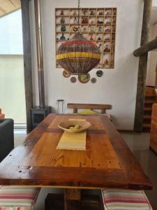 a wooden table with a bowl of food on it at Gran casa en Totoralillo con vista al mar y más! in Coquimbo