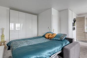A bed or beds in a room at La Bulle Enchantée à 6 km de l'aéroport Orly