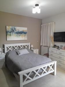 Katil atau katil-katil dalam bilik di excelente casa con pileta +13 gambar