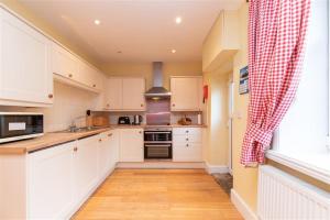 Kuchyň nebo kuchyňský kout v ubytování Millcroft Cottage
