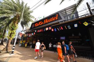 een groep mensen die buiten een KFC House staan bij KOKO Party Hostel 18-40 in Ao Nang Beach
