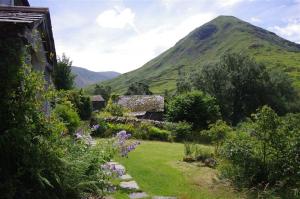 un jardín con una montaña en el fondo en Thomas Grove House, en Penrith