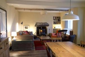 uma sala de estar com uma mesa e uma lareira em Thomas Grove House em Penrith