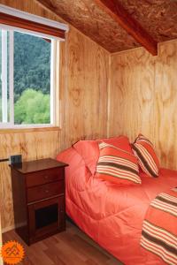 - une petite chambre avec un lit et une fenêtre dans l'établissement Cabaña Río Noroeste, à Futaleufú