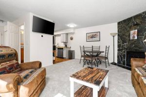 sala de estar con sofá y mesa en Moose Meadows- Near the airport, centrally located, en Anchorage