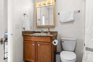 Et badeværelse på Moose Meadows- Near the airport, centrally located + 22 billeder