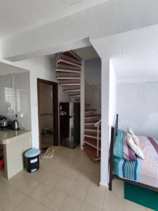 une chambre avec une cuisine et un escalier dans une maison dans l'établissement PD Paradise Lagoon Apartment North B-2-6, à Port Dickson