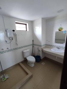 La salle de bains est pourvue de toilettes et d'un lavabo. dans l'établissement PD Paradise Lagoon Apartment North B-2-6, à Port Dickson