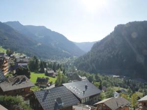 シャテルにあるAppartement Châtel, 2 pièces, 6 personnes - FR-1-200-205の山を背景にした村の風景