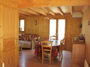 a kitchen and dining room with a table and chairs at Chalet Châtel, 5 pièces, 8 personnes - FR-1-200-212 in Châtel