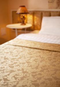 Anturage Hotel tesisinde bir odada yatak veya yataklar
