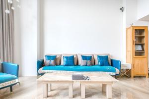 uma sala de estar com um sofá azul e uma mesa de centro em 礁溪汶水民宿 l 包棟 em Jiaoxi