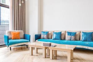 Sala de estar con sofá azul y mesa de centro en 礁溪汶水民宿 l 包棟, en Jiaoxi