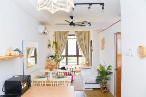 ein Wohnzimmer mit einem Deckenventilator in der Unterkunft Seabreeze Seaview Super Cosy Stay Bali Residence in Malakka