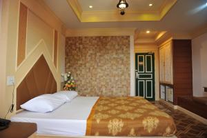 Nong Khaeにあるโรงแรมกู๊ดเรสซิเดนซ์ - Good Residenceのレンガの壁、ベッド付きのベッドルーム1室