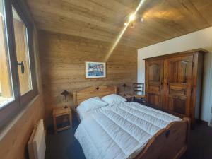 Een bed of bedden in een kamer bij Appartement Les Deux Alpes, 3 pièces, 6 personnes - FR-1-516-192
