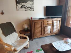 Een TV en/of entertainmentcenter bij Appartement Les Deux Alpes, 3 pièces, 6 personnes - FR-1-516-192
