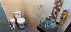 波哥大的住宿－Casa Baruch，一间带卫生间和水槽的小浴室