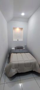 1 dormitorio con 1 cama grande en una habitación blanca en Casa Baruch, en Bogotá