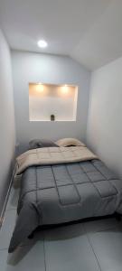 波哥大的住宿－Casa Baruch，一间白色客房内的床铺卧室