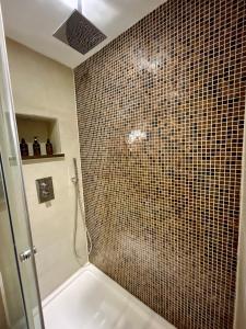 a bathroom with a shower with a glass door at Luxury Apartment in Central London Near Big Ben, Buckingham Palace and London Eye in London