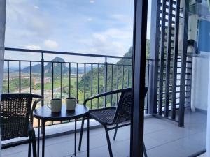 stół i krzesła na balkonie z widokiem w obiekcie Sunway Onsen Studio @ Lost World of Tambun w mieście Ipoh