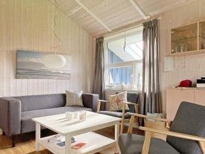 ein Wohnzimmer mit einem Sofa und einem Tisch in der Unterkunft 6 person holiday home in Otterndorf in Otterndorf