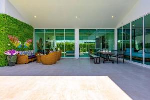 uma sala de estar com muito vidro em Modern Tropical 4 Bedroom Pool Villa KH-B5 em Khao Tao