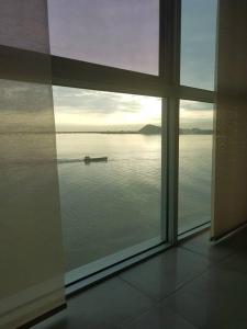 una ventana en una habitación con vistas al agua en Departamento Familiar Riverfront, en Guayaquil