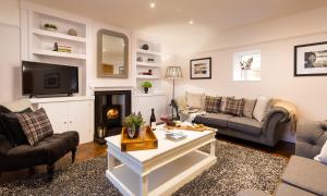 Una sala de estar con un sofá y una chimenea. en Lexington House, en Bowness-on-Windermere