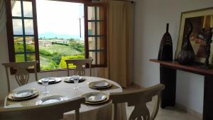 una mesa con platos y vasos con una ventana en Tarazá Casa Campestre en Montenegro