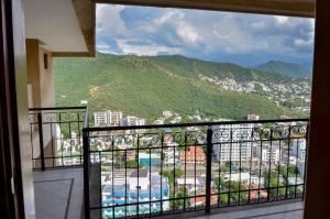 balcón con vistas a la ciudad en Apartamentos El Peñón del Rodadero - By Apartamar Santa Marta, en Santa Marta