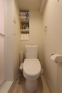 a bathroom with a white toilet in a room at Shibuya-ku - Apartment / Vacation STAY 1130 in Tokyo