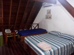 1 dormitorio con 1 cama con manta azul en Apartamentos en San Andres a 1 Cuadra de la Playa en el Centro, en San Andrés
