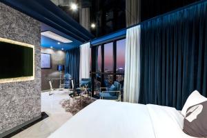 a hotel room with a bed and a view of the city at Hotel The Designers DDP in Seoul