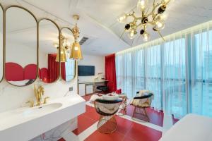 uma casa de banho com um lavatório e um espelho em Hotel The Designers DDP em Seul